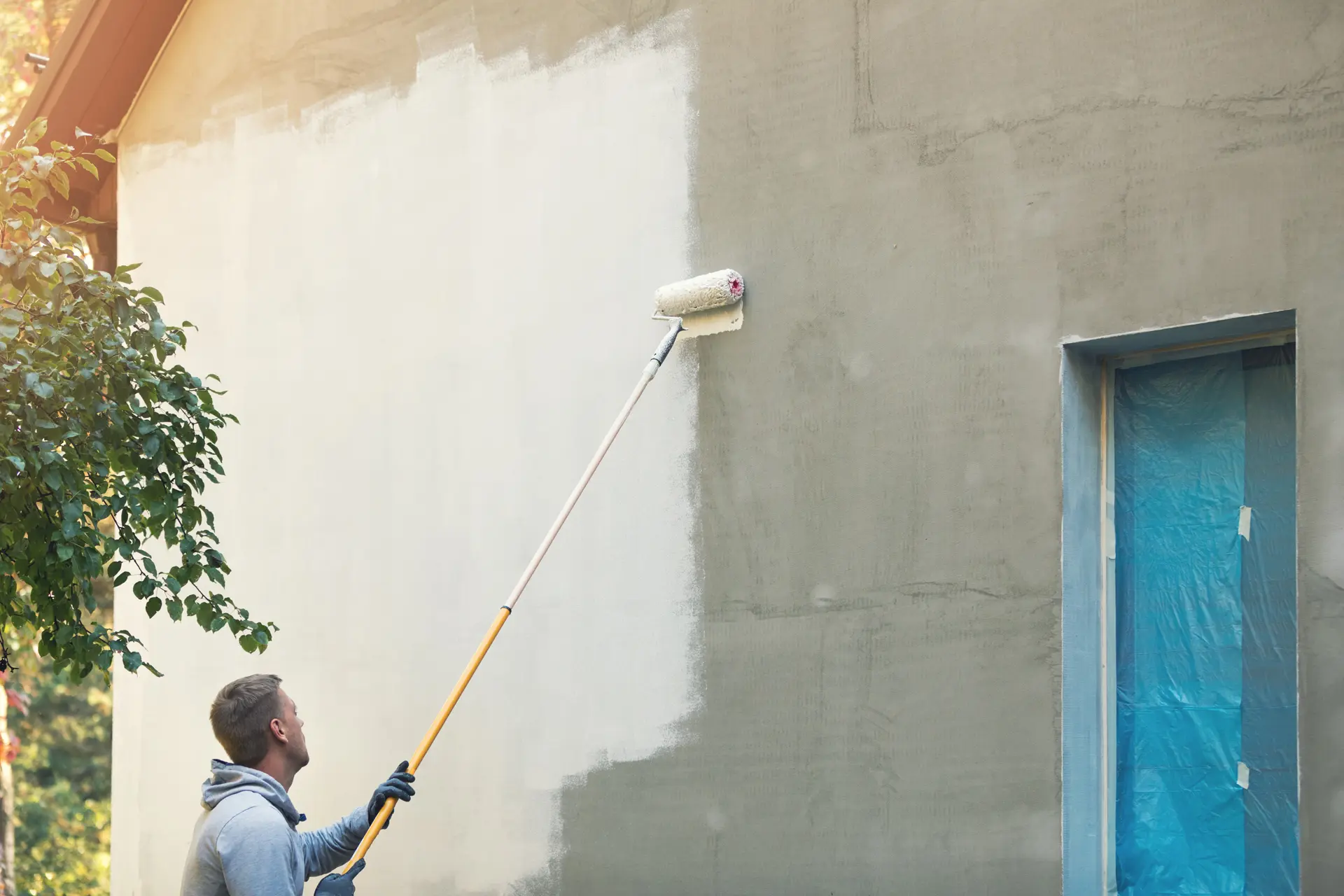 Pintor trabajando en una fachada en Granollers